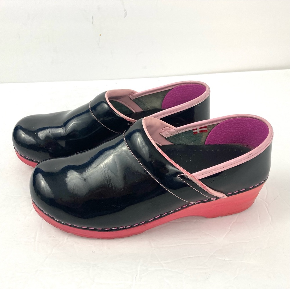 Sanita Black Patent Pink Accent Clogs Sz 37=6.5-7